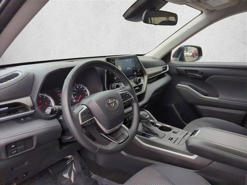 Used 2022 Toyota Highlander LE image 8
