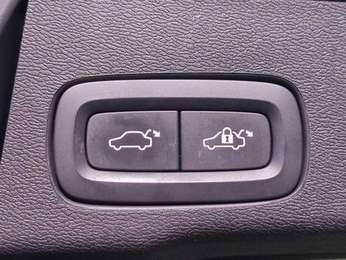 Used 2020 Volvo XC60 T8 Momentum image 32