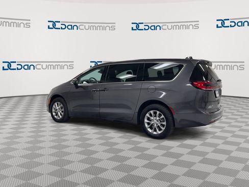 Used 2023 Chrysler Pacifica Touring-L AWD/4WD image 6