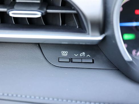 Used 2020 Toyota Highlander XLE AWD/4WD image 37