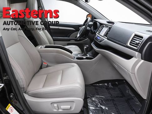 Used 2019 Toyota Highlander XLE AWD/4WD image 25