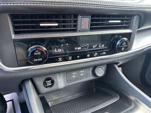 Used 2025 Nissan Rogue SV image 18