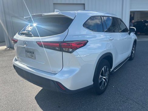 Used 2022 Toyota Highlander XLE image 5