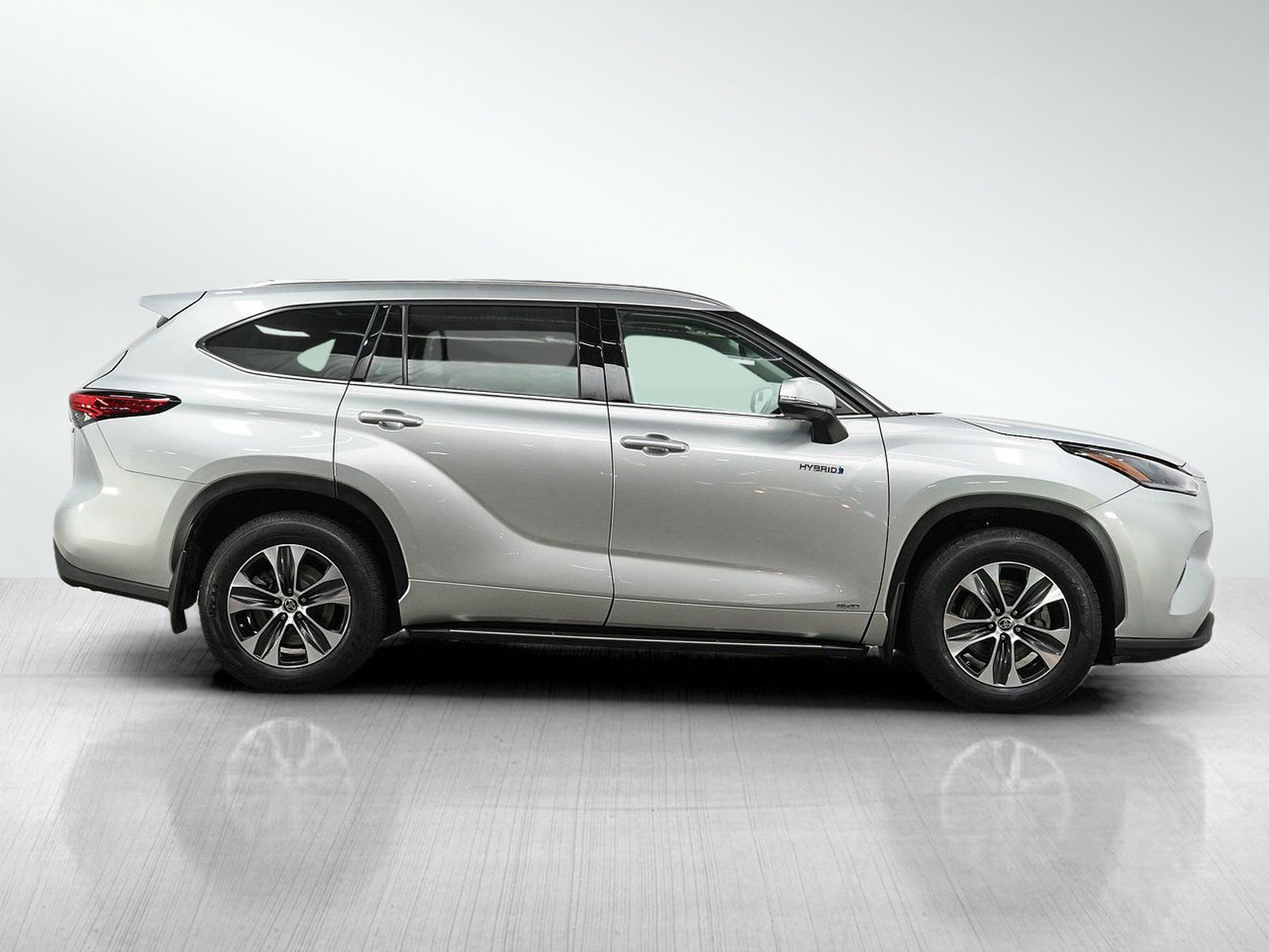 Used 2021 Toyota Highlander XLE AWD/4WD image 6