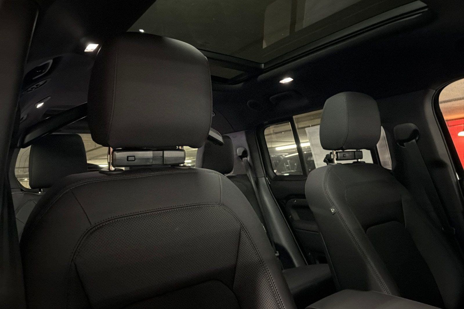 New 2026 Land Rover Defender 130 X-Dynamic SE AWD/4WD image 21