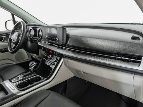 Used 2023 Kia Carnival LX FWD image 10