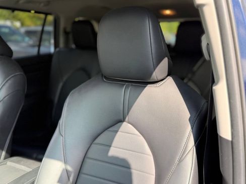 Used 2024 Toyota Highlander XLE AWD/4WD image 7