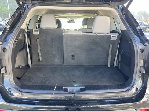 Used 2021 Toyota Highlander XLE AWD/4WD image 20