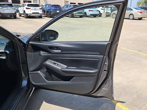 Used 2025 Nissan Altima 2.5 SV FWD image 33