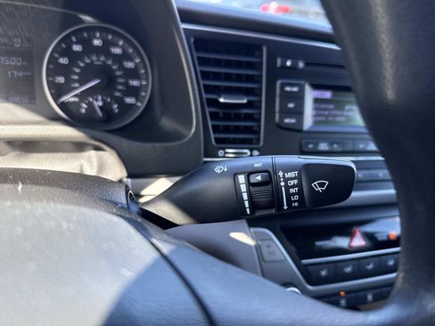 Used 2017 Hyundai Elantra SE image 31