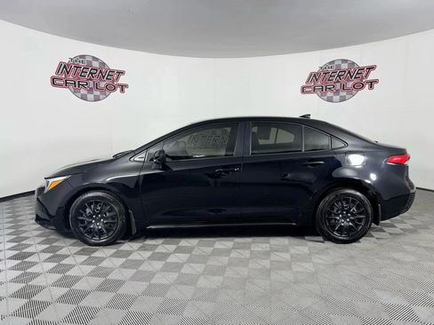 Used 2025 Toyota Corolla LE FWD image 4