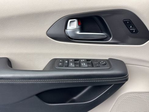 Used 2024 Chrysler Pacifica Touring-L image 10