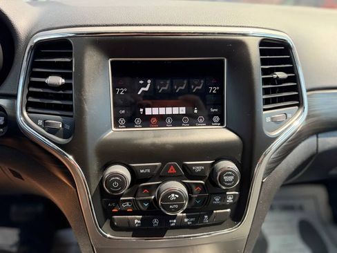 Used 2019 Jeep Grand Cherokee Laredo RWD image 38