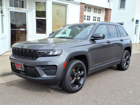 Used 2023 Jeep Grand Cherokee Altitude AWD/4WD image 2
