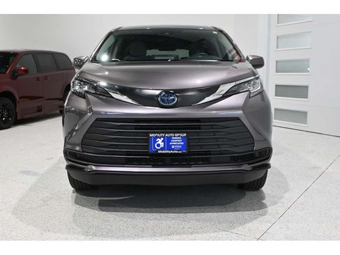 Used 2023 Toyota Sienna LE FWD image 4
