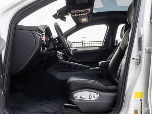 Certified 2026 Porsche Macan AWD/4WD image 23