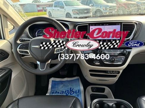 Used 2023 Chrysler Pacifica Touring-L image 11