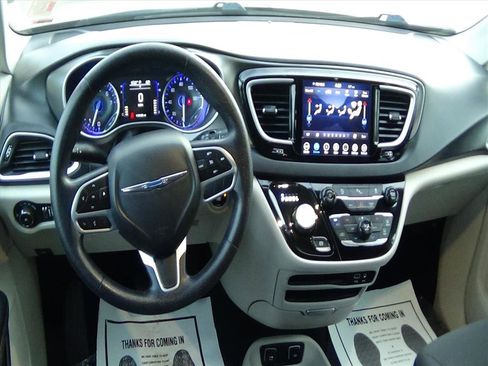 Used 2020 Chrysler Pacifica Touring w/ Tire & Wheel Group image 14