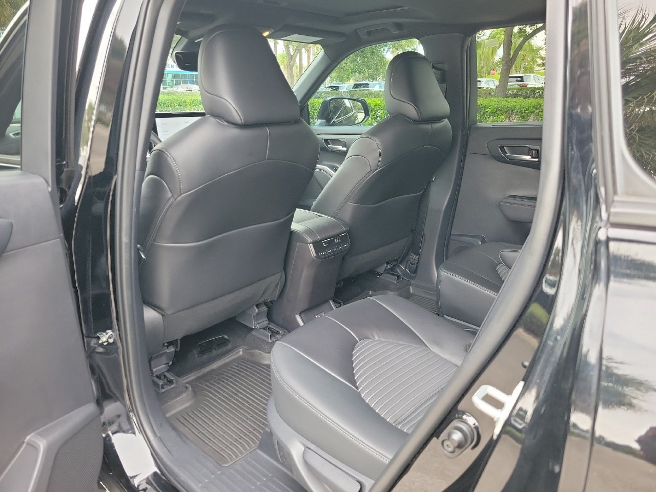 Used 2024 Toyota Highlander XSE AWD/4WD image 10