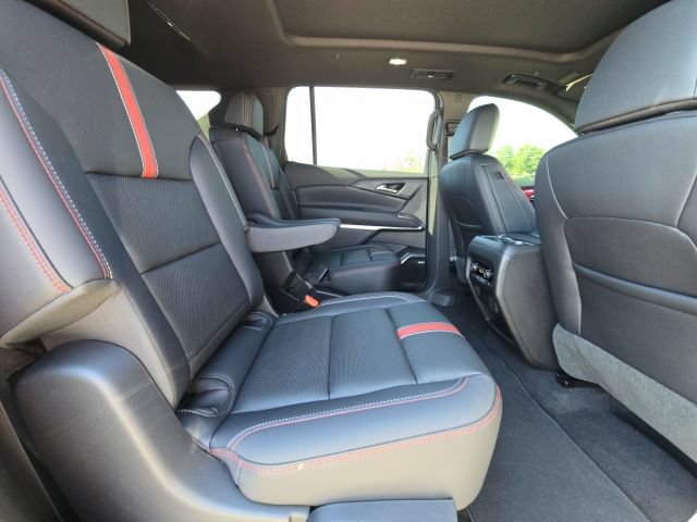Used 2025 Chevrolet Traverse RS FWD image 15