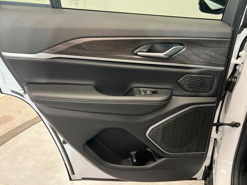 New 2026 Jeep Grand Cherokee Limited AWD/4WD image 18