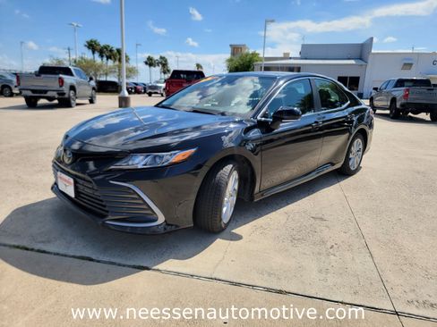 Used 2023 Toyota Camry LE image 3