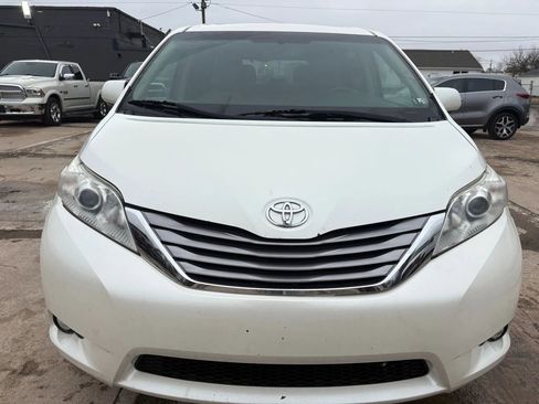 Used 2017 Toyota Sienna XLE w/ XLE Navigation Package image 2