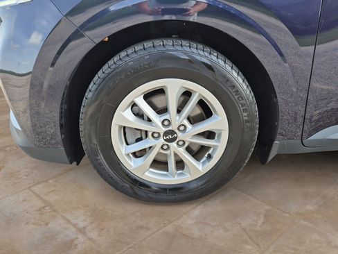 Used 2023 Kia Carnival LX FWD image 28