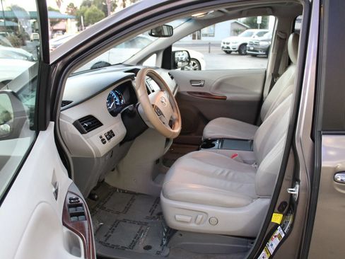 Used 2013 Toyota Sienna XLE FWD image 9