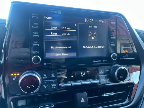 Used 2022 Toyota Highlander XLE image 16