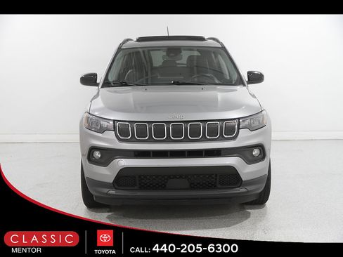 Used 2022 Jeep Compass Latitude w/ Sun and Sound Group AWD/4WD image 2
