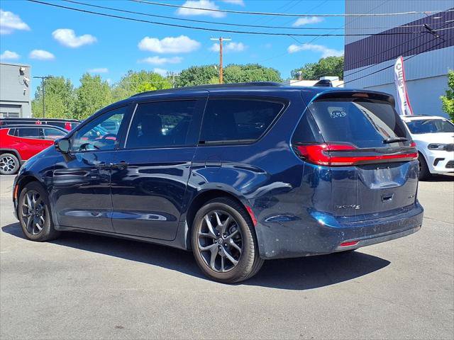 Certified 2025 Chrysler Pacifica Limited FWD image 19