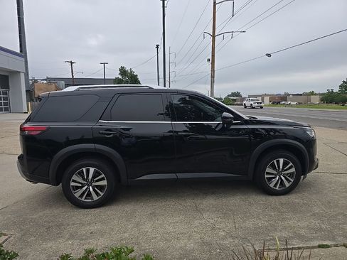 Used 2023 Nissan Pathfinder SL w/ Lighting Package (N92) FWD image 4