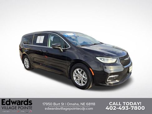 Used 2023 Chrysler Pacifica Touring-L FWD image 1