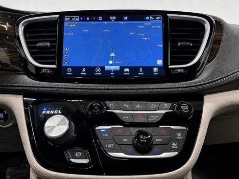 Used 2021 Chrysler Pacifica Limited w/ Uconnect Theater Family Group AWD/4WD image 38