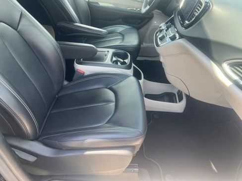 Used 2023 Chrysler Pacifica Touring-L FWD image 37