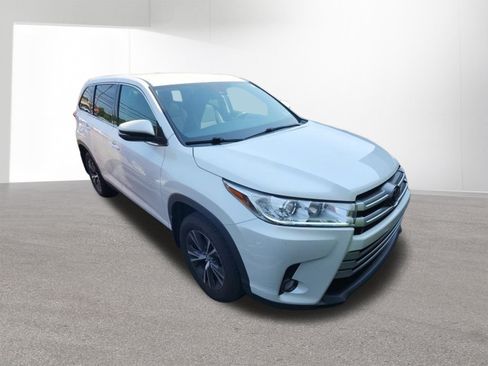 Used 2019 Toyota Highlander Plus AWD/4WD image 4