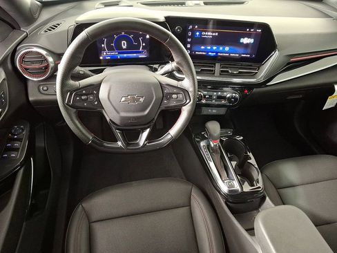 Used 2025 Chevrolet Trax RS FWD image 2