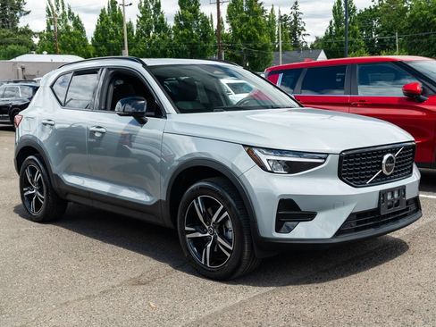 Used 2024 Volvo XC40 B5 Core AWD/4WD image 1