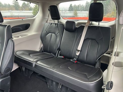 Used 2024 Chrysler Pacifica Limited FWD image 36