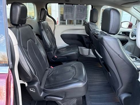 Used 2017 Chrysler Pacifica Limited w/ UConnect Theater Package image 10