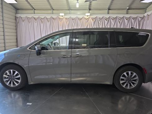Used 2023 Chrysler Pacifica Touring-L FWD image 6