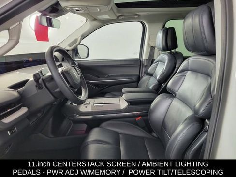 Used 2025 Lincoln Navigator Reserve image 13