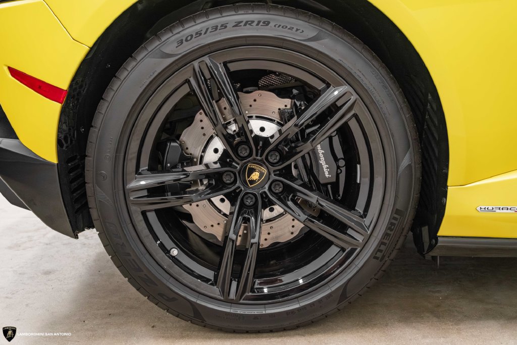 Used 2020 Lamborghini Huracan EVO RWD image 8