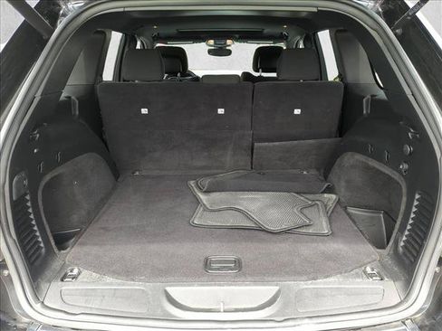 Used 2019 Jeep Grand Cherokee Laredo RWD image 6