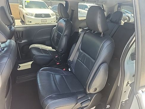 Used 2016 Toyota Sienna SE FWD image 11