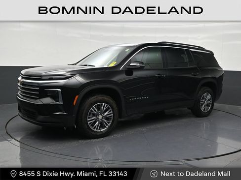 Used 2026 Chevrolet Traverse LT FWD image 1