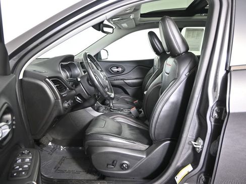 Used 2021 Jeep Cherokee Trailhawk image 21