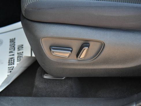 Used 2024 Toyota Highlander LE AWD/4WD image 17
