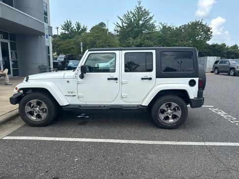 Used 2018 Jeep Wrangler Unlimited Sahara w/ Connectivity Group AWD/4WD image 12